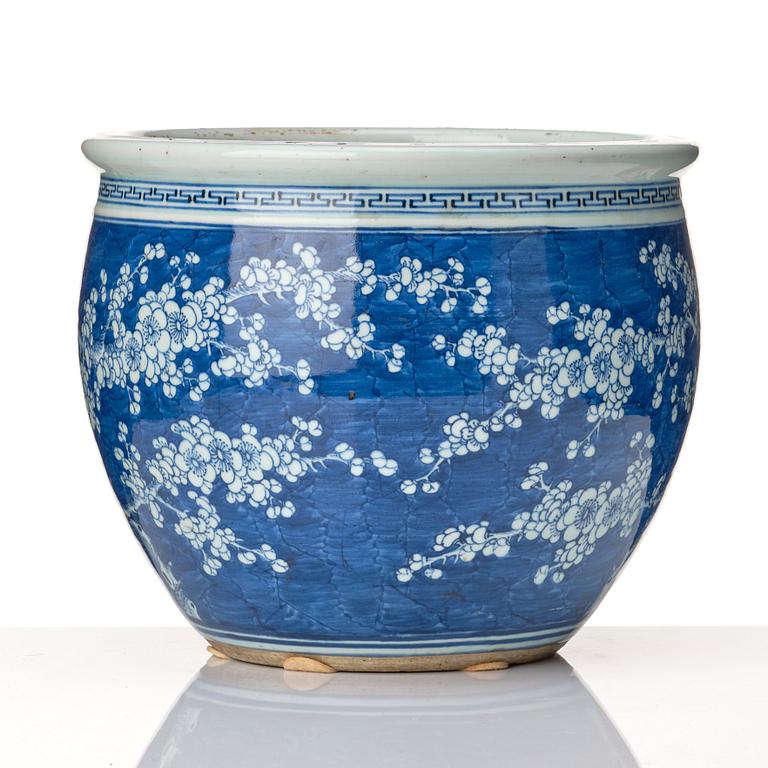 A blue and white flower pot, Qing dynasty, 19th Century.