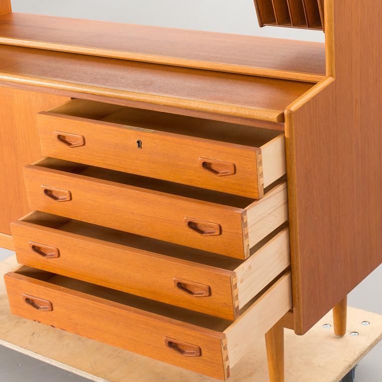 A 1950's book shelf.