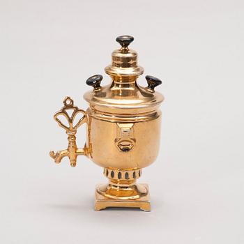 SMÖR-/ SYLTKÄRL och MINIATYRSAMOVAR, porslin, Kuznetsov, Ryssland kring 1900.