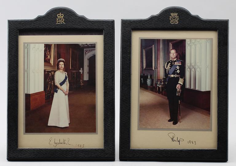 FOTOGRAFIER, 2 st, Drottning Elizabeth och Prins Philip av Storbritannien, med autografer daterade 1983.