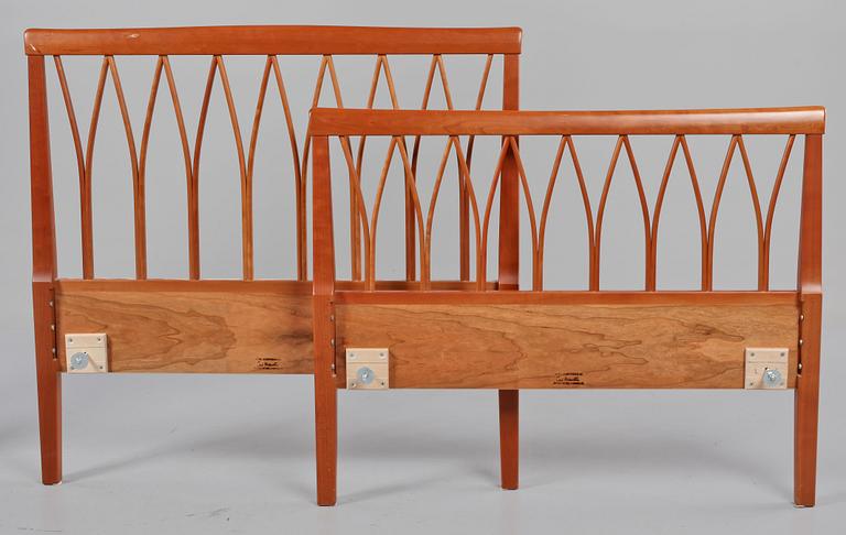 SÄNGGAVLAR, ett par, Carl Malmsten, Åfors Möbelfabrik, 1900-talets mitt.