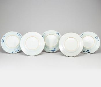 Five famille rose and blue and white export porcelain plates, Qing dynasty, Qianlong (1736-95).