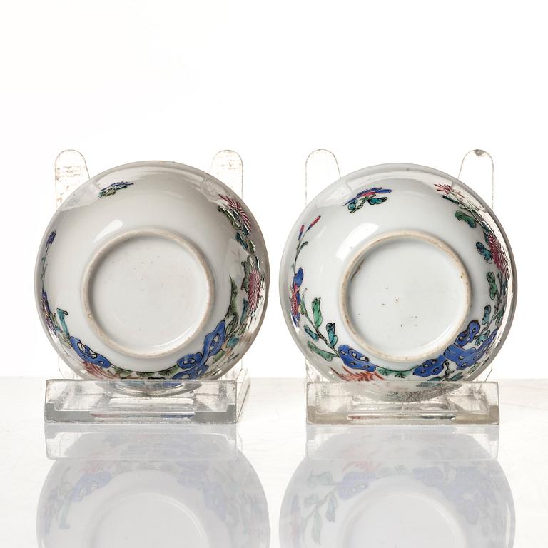 Koppar med fat, ett par, porslin. Qingdynastin, Qianlong (1736-95).