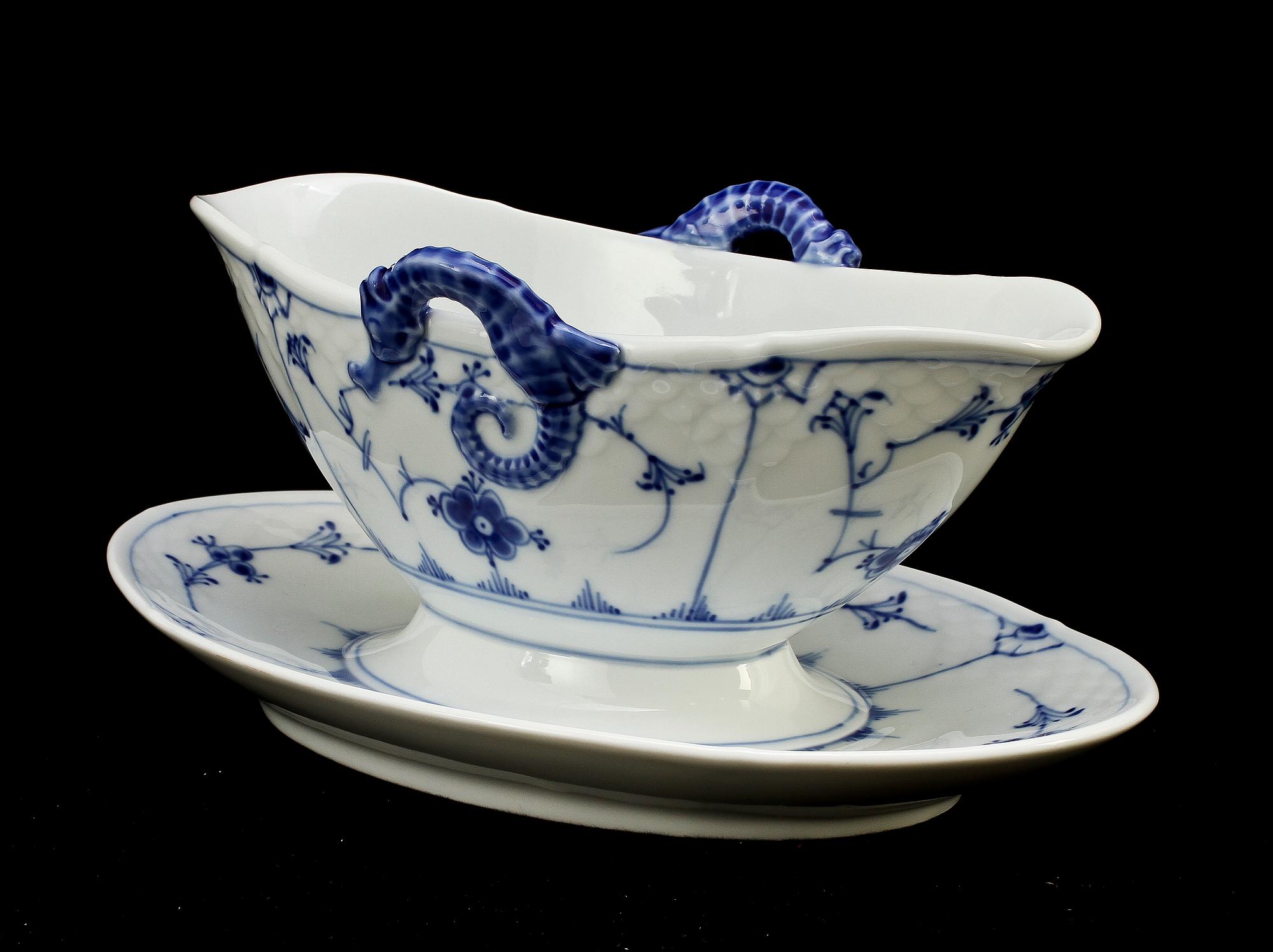 SERVISDELAR, 41 st, porslin, "Musselmalet", Bing & Grøndahl, Danmark.