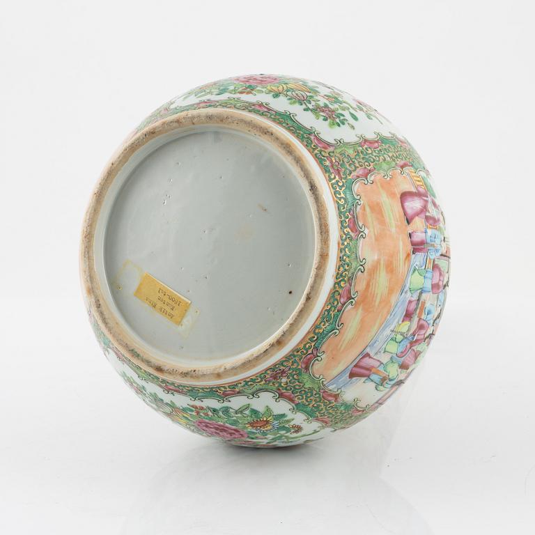 A Chinese Canton vase/bottle with cover, 19th century.