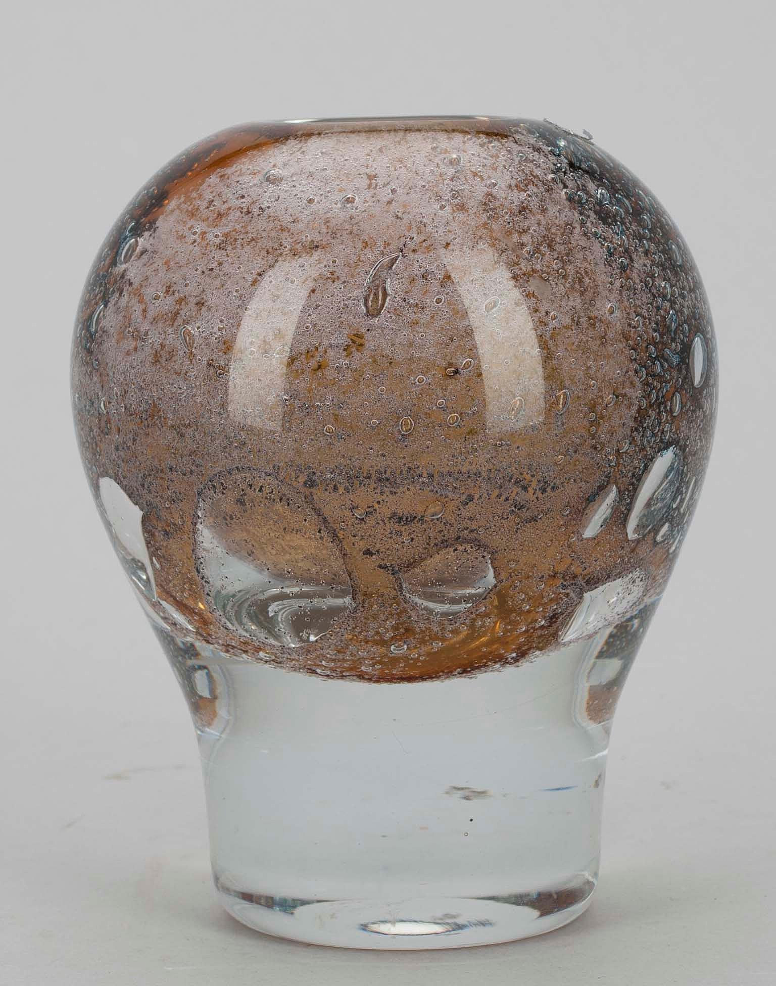 KONSTGLAS, signerad Heikki Orvola Nuutajärvi Notsjö. 1900-talets senare hälft.