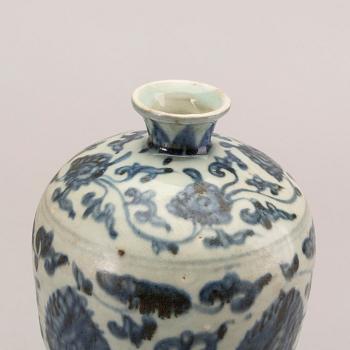 A blue and white Meiping vase and a bowl, 16th Century.