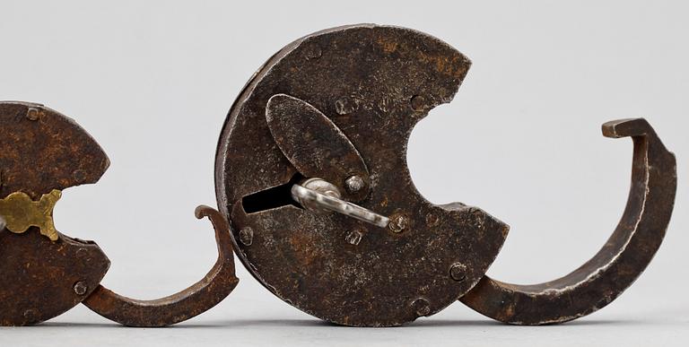 HÄNGLÅS, 5 st, järn, varav ett sk Polhemlås, 1700/1800-tal.