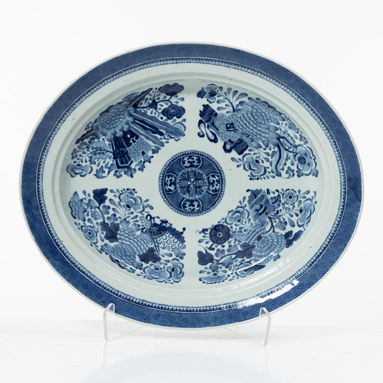A blue and white export porcelain tureen with cover, and an oval serving dish, China, Qianlong and Jiaqing.