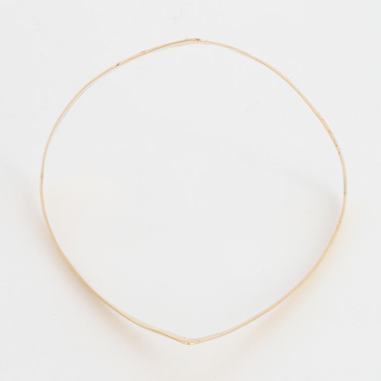 An 18K gold bangle.
