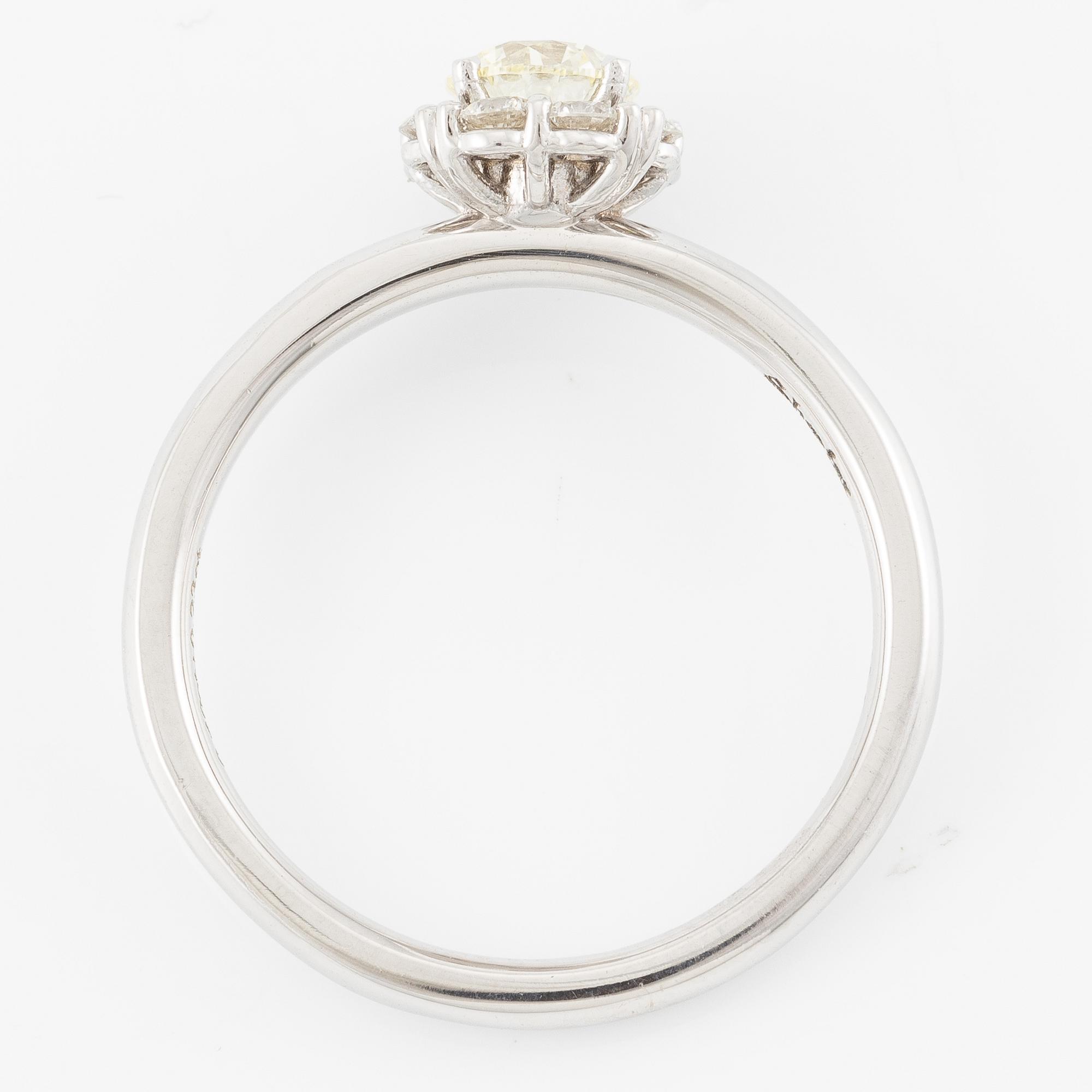 Ring 18K vitguld med briljantslipade diamanter.