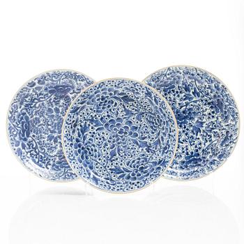 A group of three large Chinese blue and white porcelain dishes, Qing dynasty, Kangxi (1662-1722).