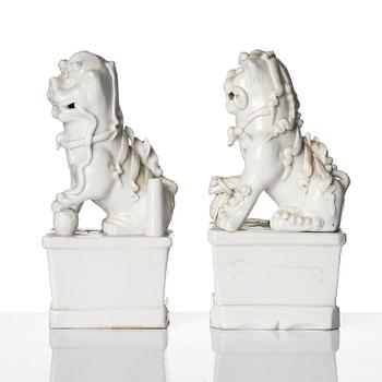 Two blanc de chine figures of buddhist lions/joss stick holders, Qing dynasty, Kangxi (1662-1722).