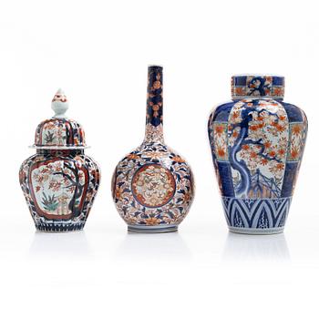 A group of two Japanese imari jars with covers and a vase, Meiji period (1868-1912).