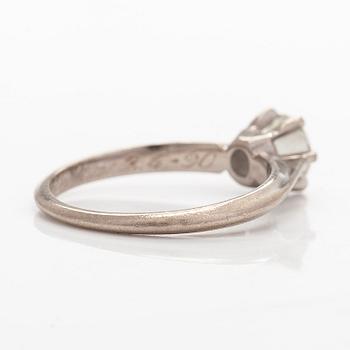 Ring, 18K vitguld med en briljantslipad diamant circa 0,62 ct, Kultakeskus 1988.