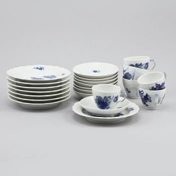 SERVISDELAR, 14 st, porslin, "Blå blomst", Royal Copenhagen, 1900-talets andra hälft.