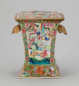 TULPANVAS, porslin. Kina, Kanton, 1800/1900-tal.