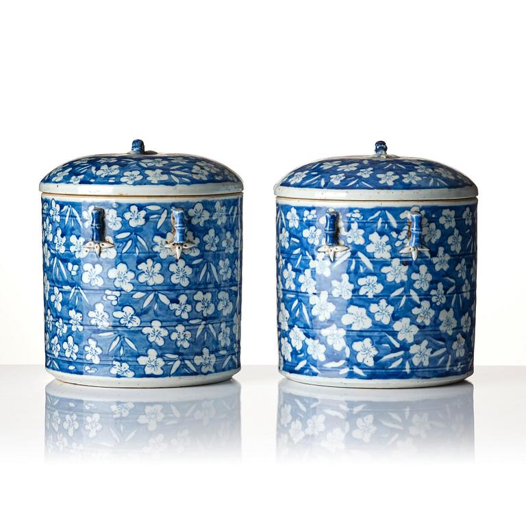 A pair of blue and white tureens with covers, Qing dynasty, 19th century.