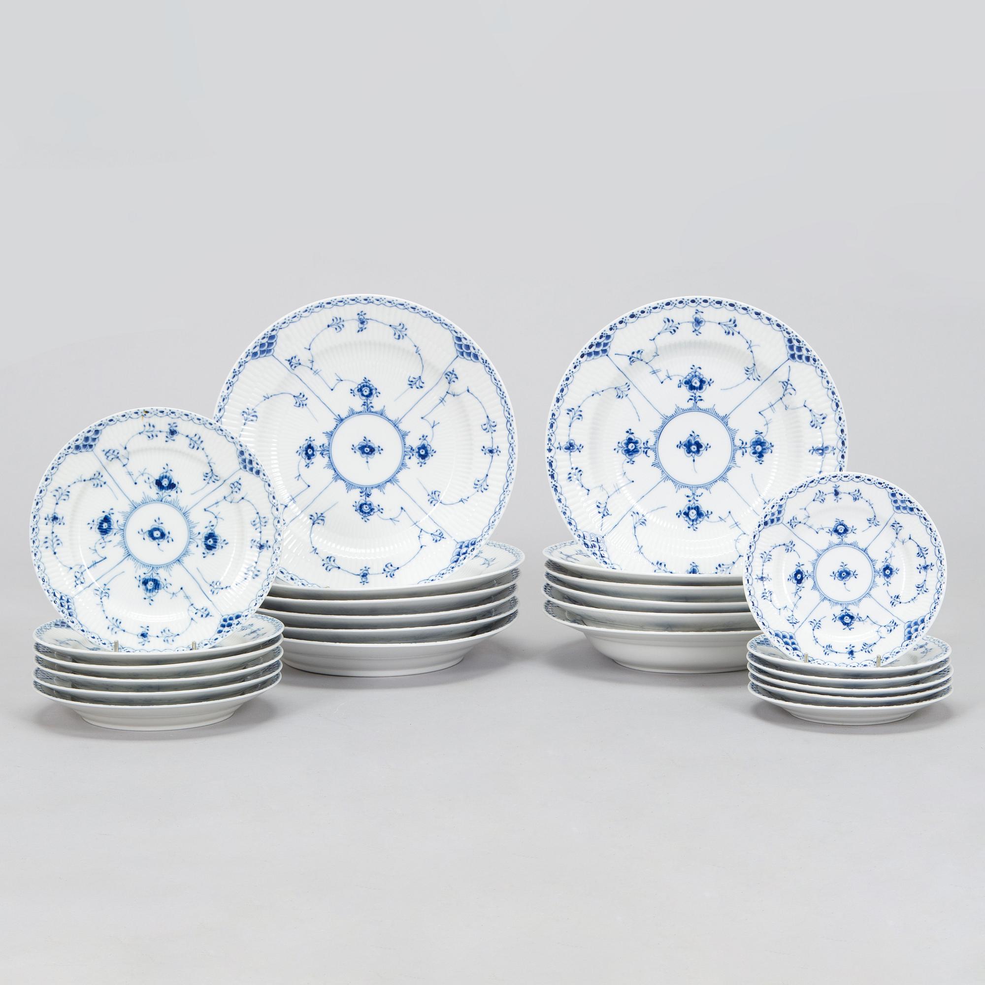 Royal Copenhagen, servis, 24 delar, "Musselmalet Halvblonde", Danmark 1955 och 1975-79.