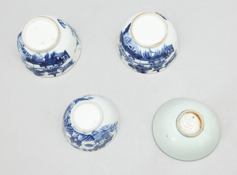 TEKKANNA SAMT KOPPAR, 5 delar, porslin, Kina/Japan, bla Jiaqing (1796-1820).