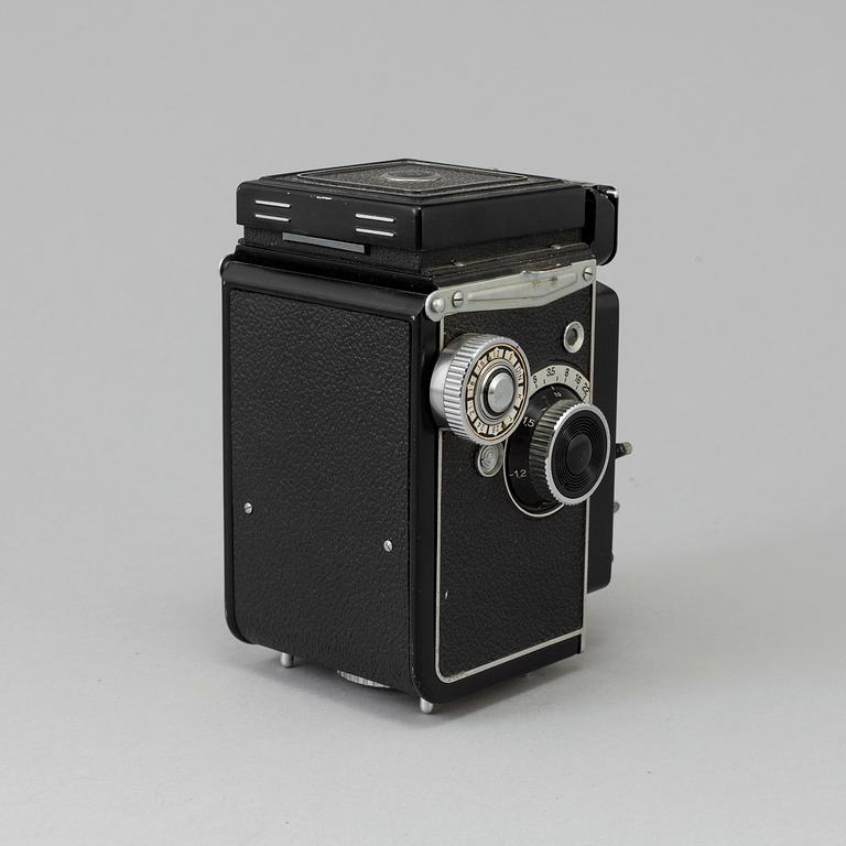 A Japanese 1950´s / 1960´s Yashica LM camera no 113838 with light meter and Yashikor 1:3,5 f=80 mm lens.