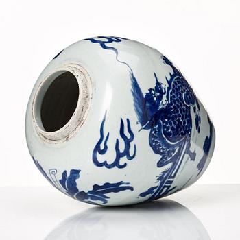 A blue and white Transitional jar, Qing dyansty, 17th Century.