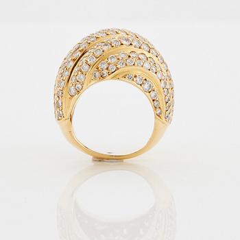 A Cartier ring in 18K gold set with round brilliant-cut diamonds.