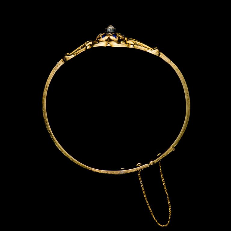 ARMBAND, 18K guld, diamant, emaljerad dekor. Otydlig mästarstämpel Stockholm 1847. Vikt 17,8 g.