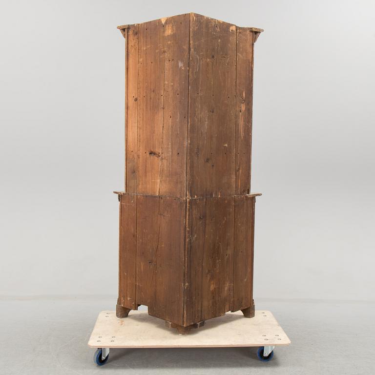 HÖRNSKÅP, 1800-talets första hälft.