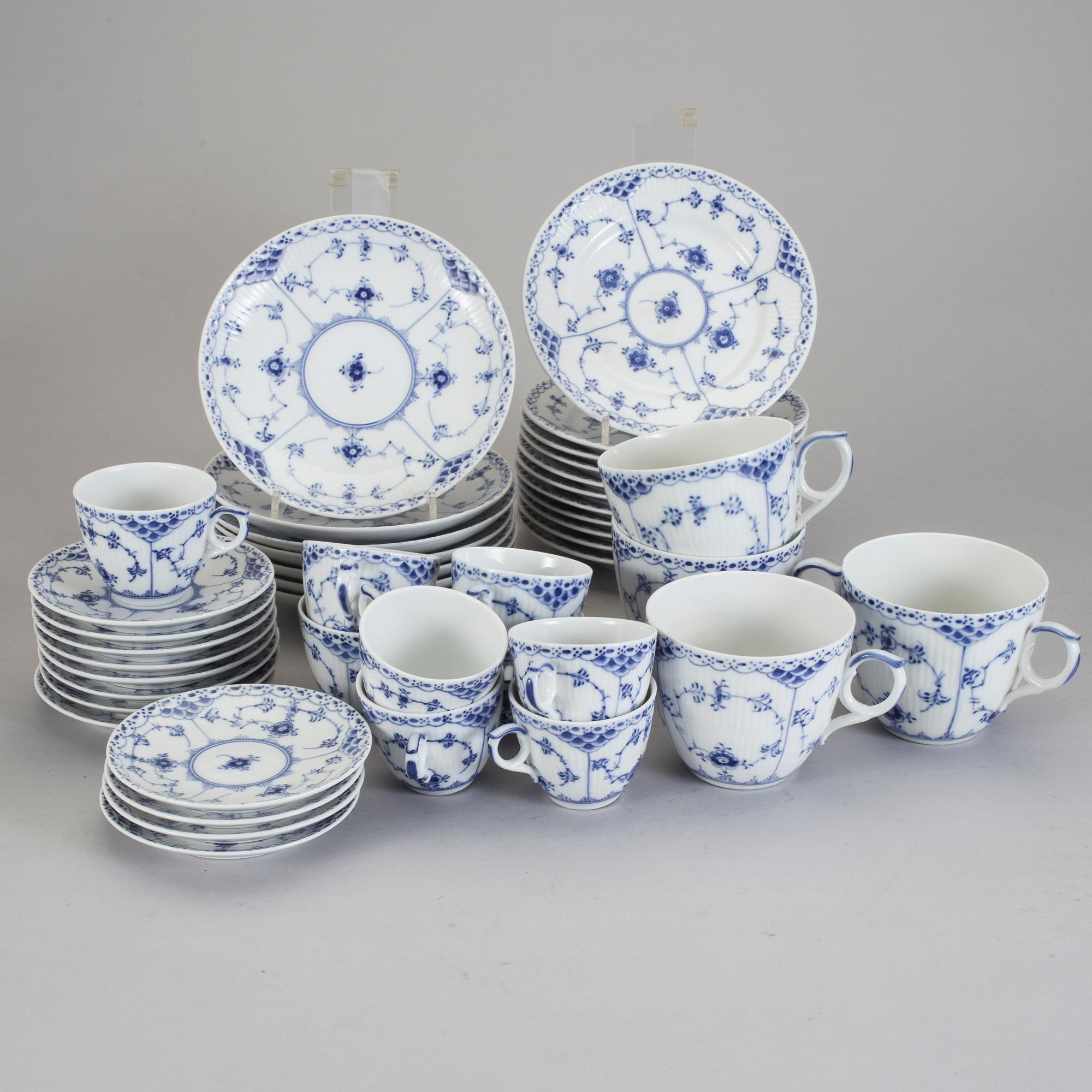 SERVISDELAR, 44 stycken, porslin, "Musselmalet", Royal Copenhagen.