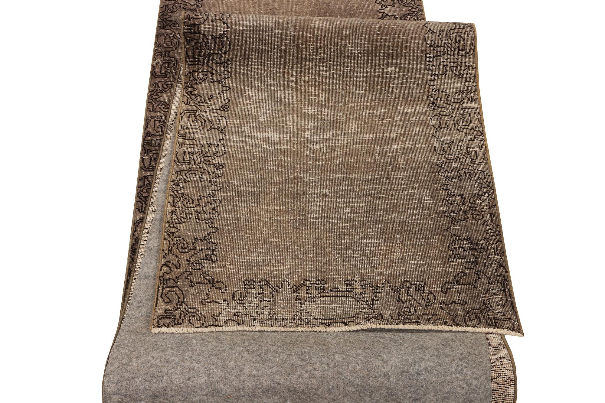 An oriental vintage design runner carpet, c. 460 x 80 cm.