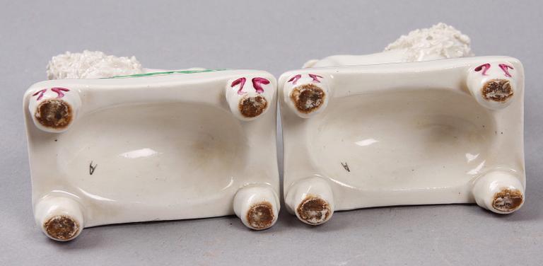 FIGURINER, 3 par, porslin, Staffordshire-typ, England, 1900-tal.