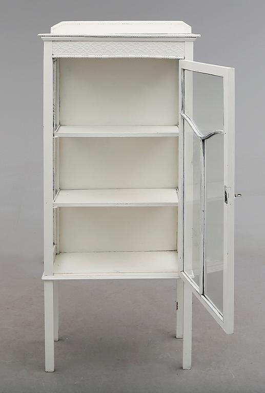 VITRINSKÅP, 1900-talets första hälft.