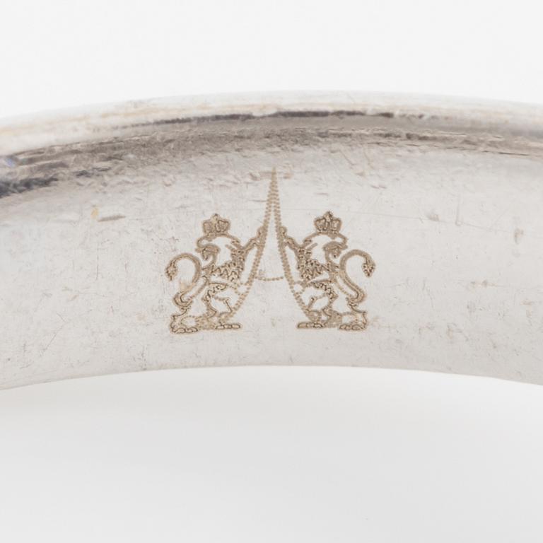 Ring in 18K white gold set with an oval-cut sapphire, approximately 1.50 ct.