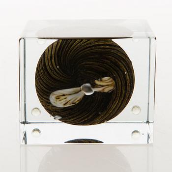 OIVA TOIKKA, A glass cube signed Oiva Toikka Nuutajärvi 1980 and numbered 847/1000.