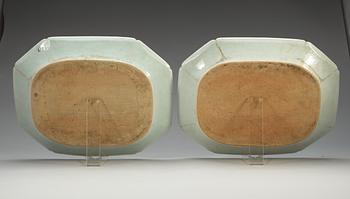 A pair of blue and white serving dishes, Qing dynasty, Qianlong (1736-95).