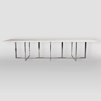 A contemporary dining table by Jordens Arkitekter.