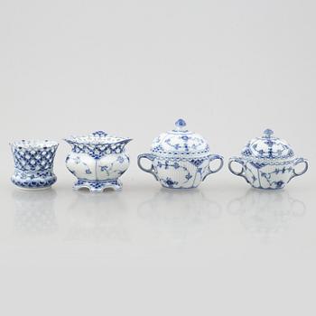 Servisdelar, 29 st, porslin, "Musselmalet", Royal Copenhagen, Danmark.