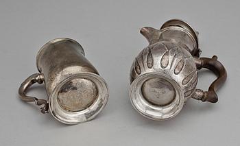 MUGG samt CHOKLADKANNA, silver, bland annat möjl. William Shaw & William Priest London 1757-58 , London. Vikt tot 652g.