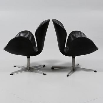 FÅTÖLJER, ett par, "Svanen" av Arne Jacobsen för Fritz Hansen, Danmark, 1900-talets andra hälft.