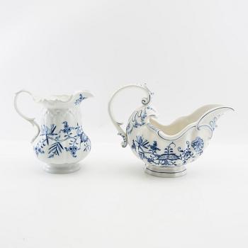 Service 89 pcs "Onion Pattern" Meissen, second half of the 20th century.