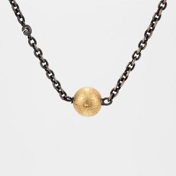 An Ole Lynggaardoxiderat silver necklace, clasp 18K gold. Weight 11,9 gram.