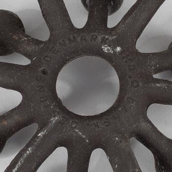 JENS QUISTGAARD, ljusstake, gjutjärn, Dansk Designs, Danmark.