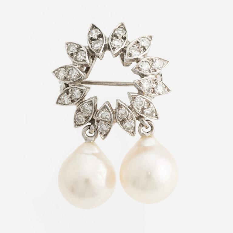 Brooch/pendant in 18K white gold with octagon-cut diamonds and cultured drop-shaped pearls.