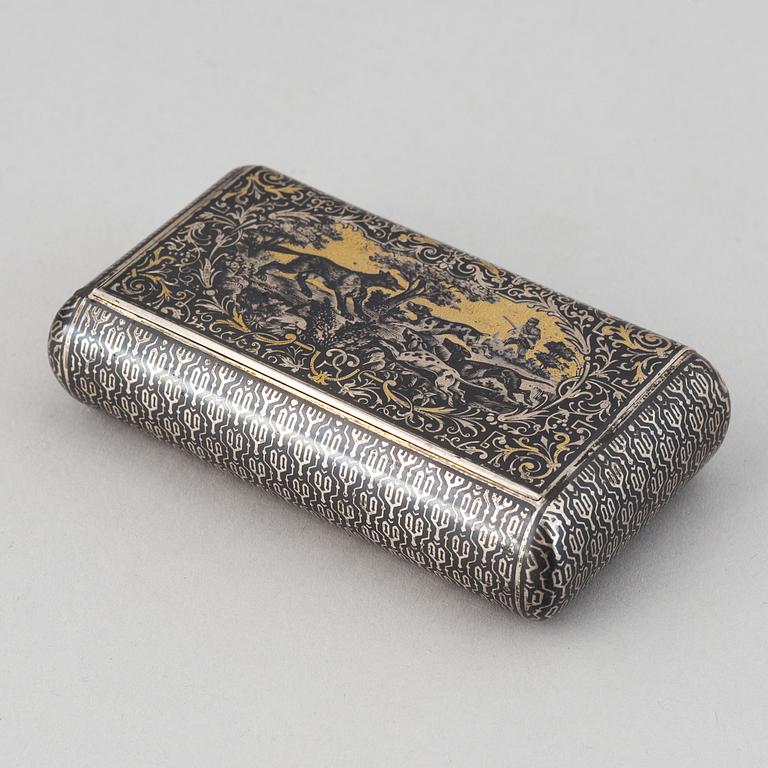 Dosa, silver med förgylld niellodekor, importstämplad, troligen Frankrike, 1800-talets mitt.