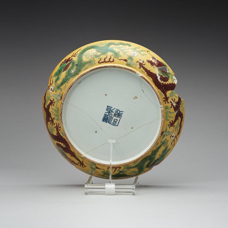 A yellow ground dragon dish, Qing dynasty, 19th century, with sealmark.