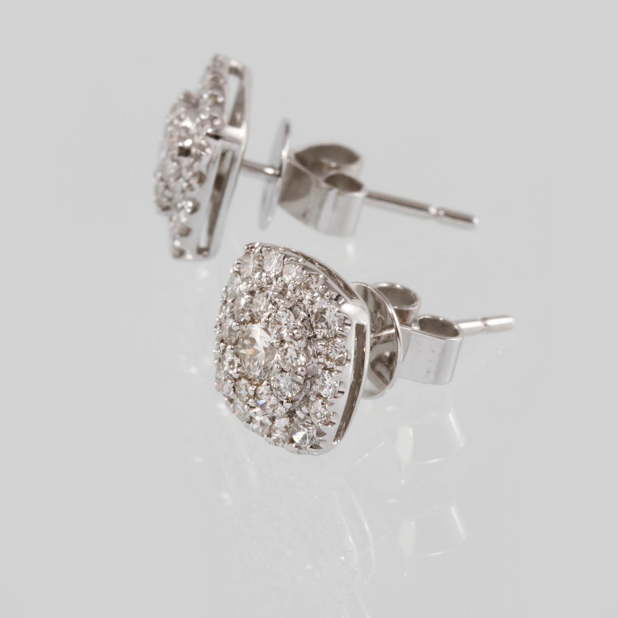 ÖRHÄNGEN, 18k vitguld med 52 briljantslipade diamanter, ca 0.94 ct. Vikt 3 g.