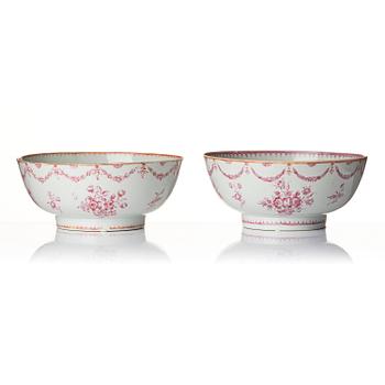 A pair of 'purpur camaieu' decorated punch bowls, Qing dynasty, Qianlong (1736-95).