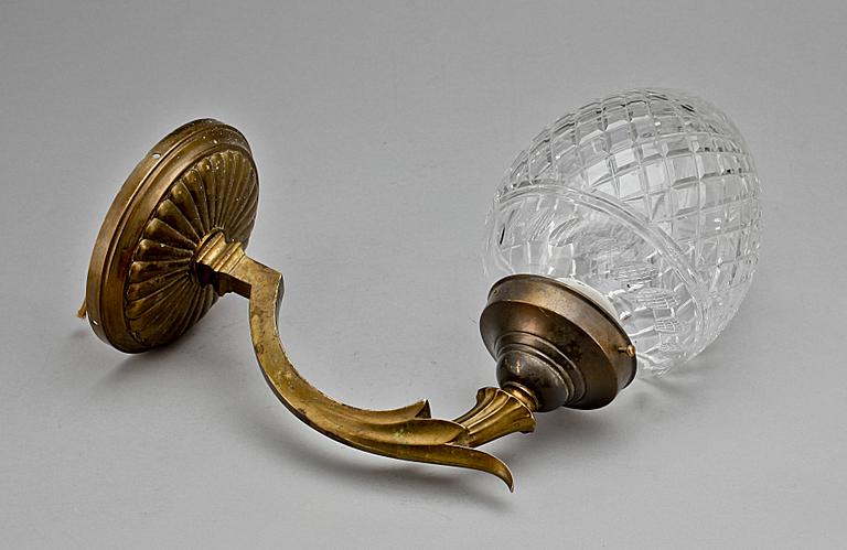 VÄGGLAMPA, mässing samt glas, 1900-talets första hälft.