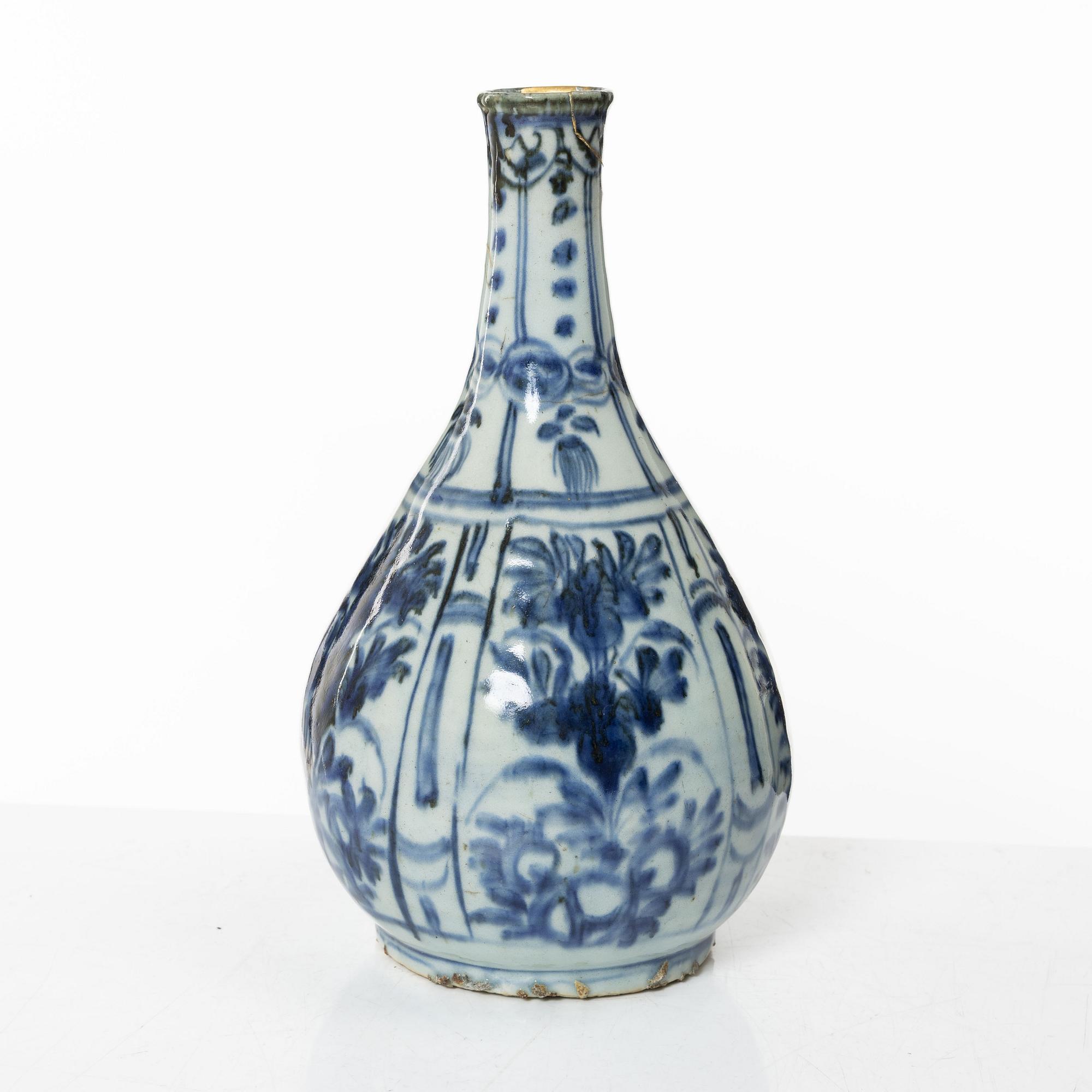A blue and white kraak bottle, Ming dynasty, Wanli (1572-1620).